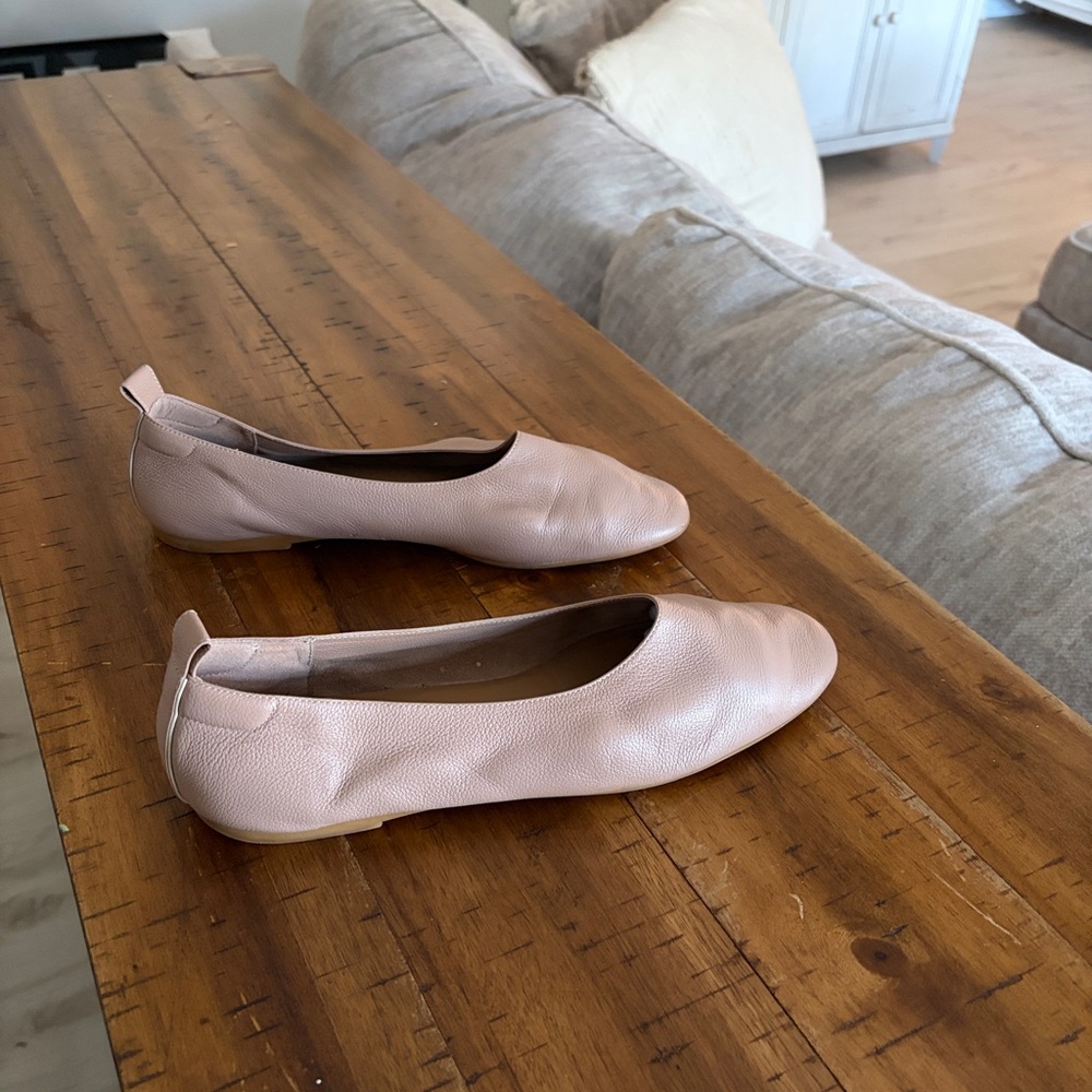 Elegant nude Leather Ballet Flats